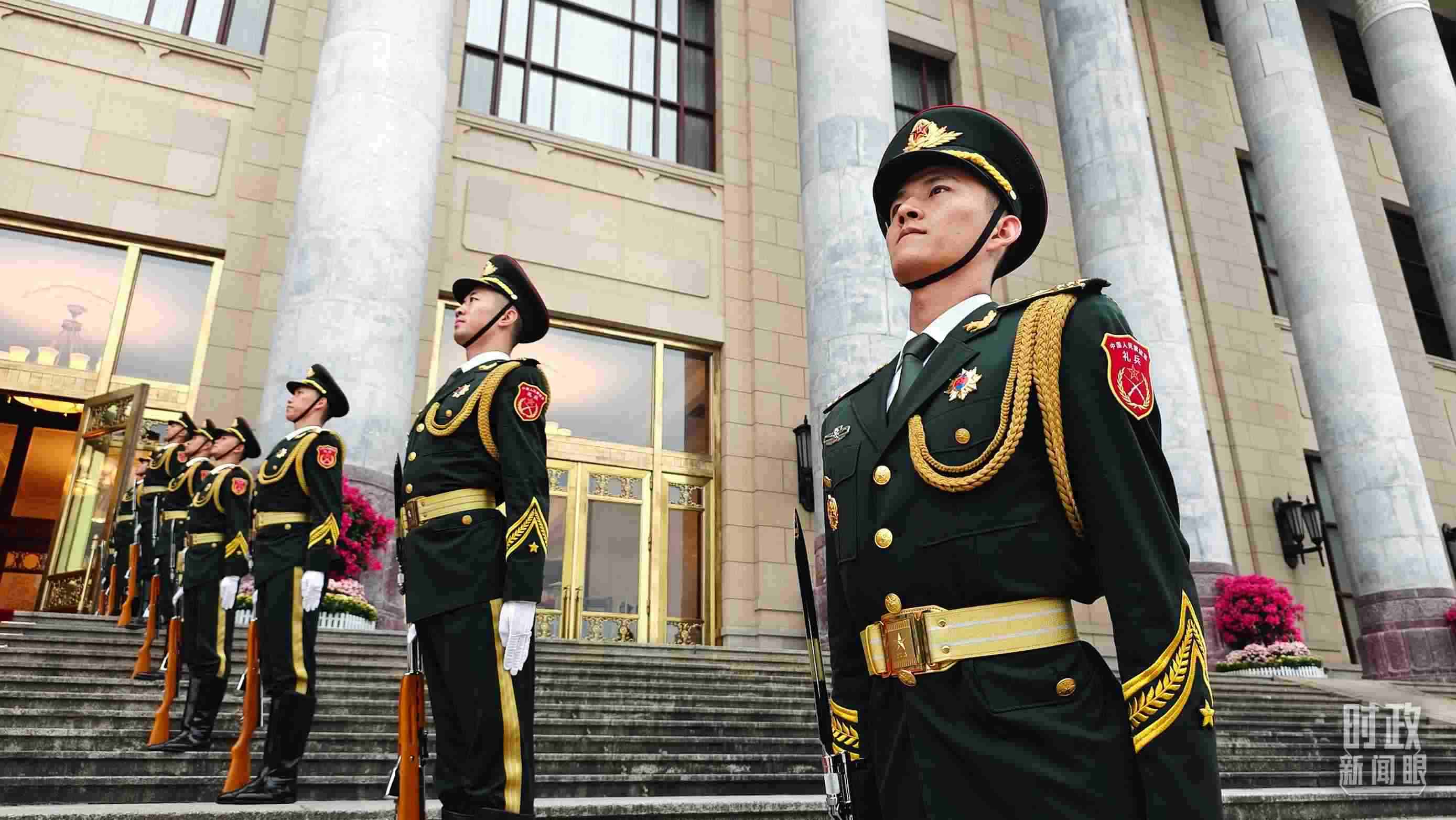  △人民大會堂外，禮兵列隊歡迎外國領(lǐng)導(dǎo)人。（總臺央視記者韓銳拍攝）