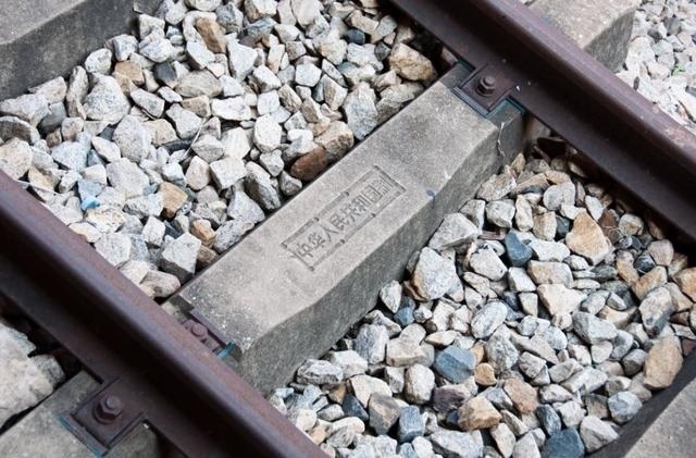 坦贊鐵路鋼筋混凝土軌枕上的“中華人民共和國制”字樣清晰可辨。