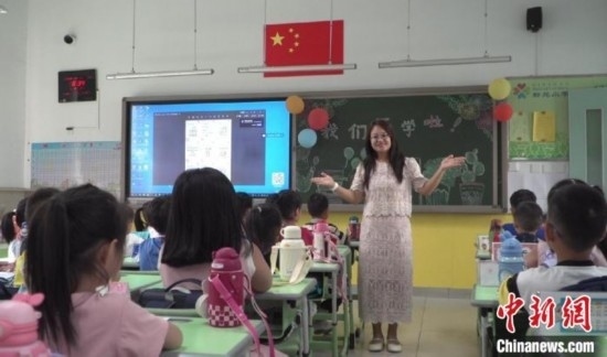 圖為衡水市新苑小學(xué)，老師正在給學(xué)生講開學(xué)第一課的內(nèi)容。王天祥 攝