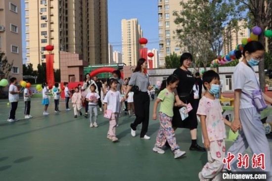 圖為衡水市新苑小學(xué)，小學(xué)一年級新生佩戴“夢想徽章”后，步入校園 。王天祥 攝