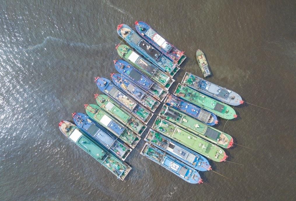 9月4日，船只在海南省?？谑行赂鄞a頭停靠避風(fēng)（無人機(jī)照片）。新華社記者 蒲曉旭 攝