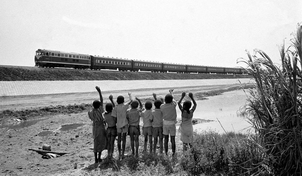 贊比亞魯西瓦西湖畔的少年兒童歡迎坦贊鐵路的列車通到他們的家鄉(xiāng)（1976年攝）。新華社發(fā)