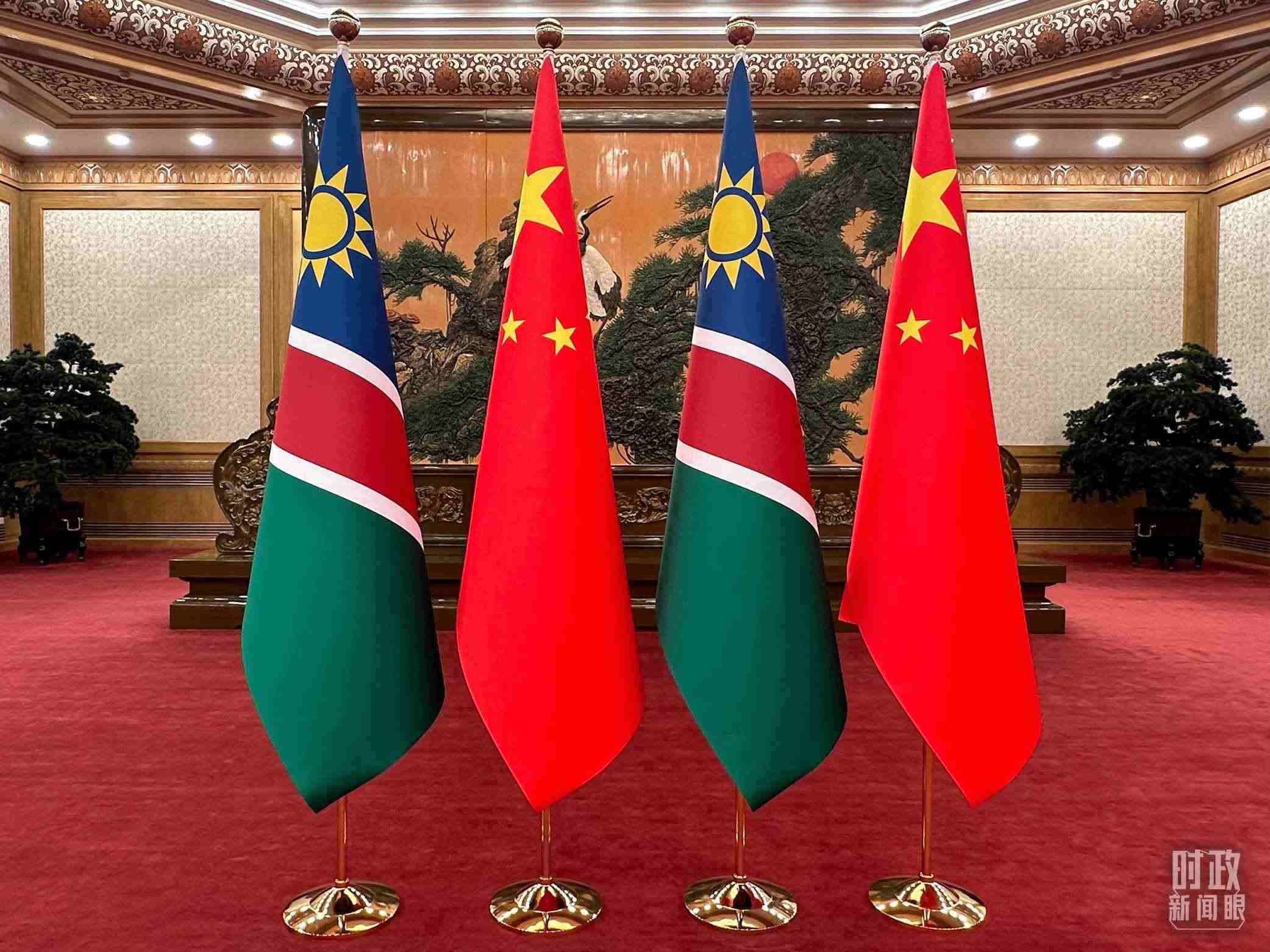  △雙邊會見現(xiàn)場的中國和納米比亞國旗。（總臺央視記者范一鳴拍攝）