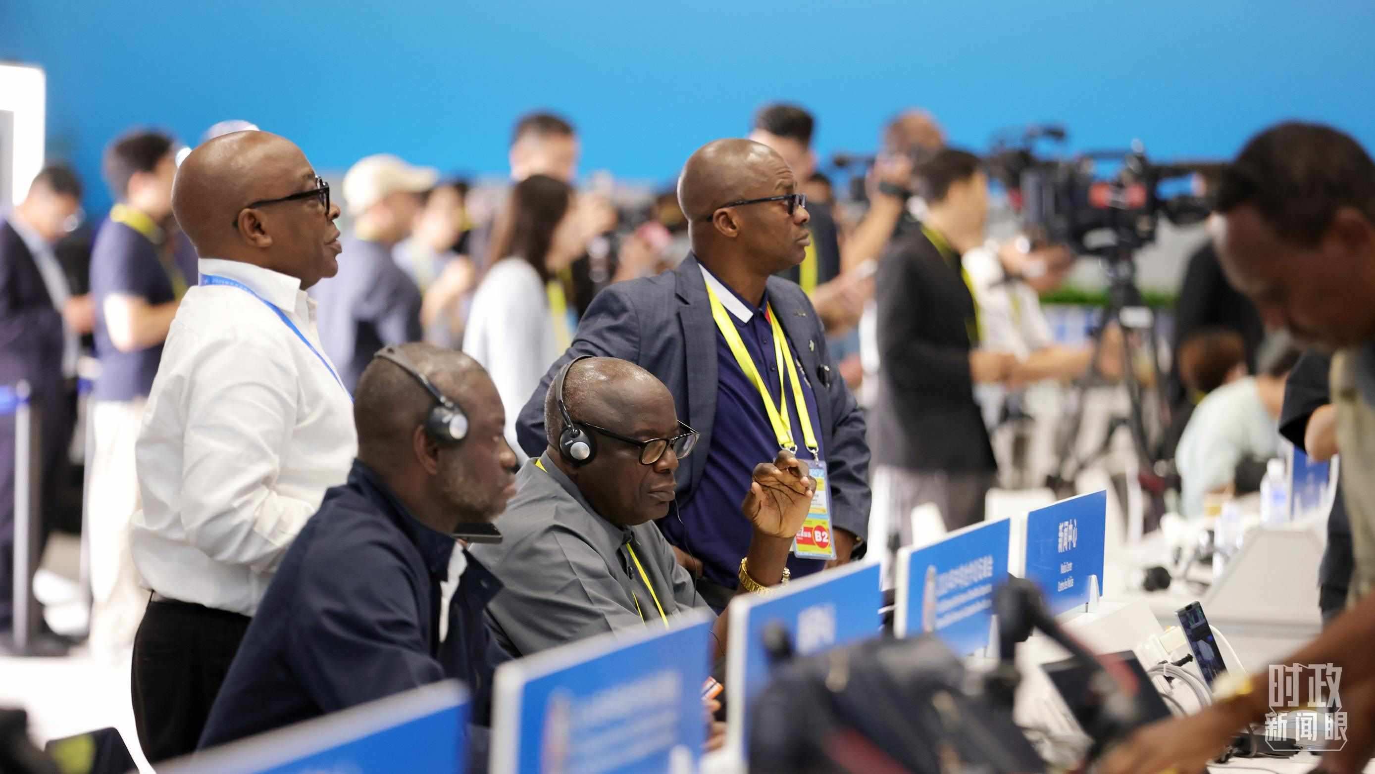  △媒體記者在人民大會堂和新聞中心參與峰會報道。（總臺央視記者范一鳴、魏幫軍拍攝）