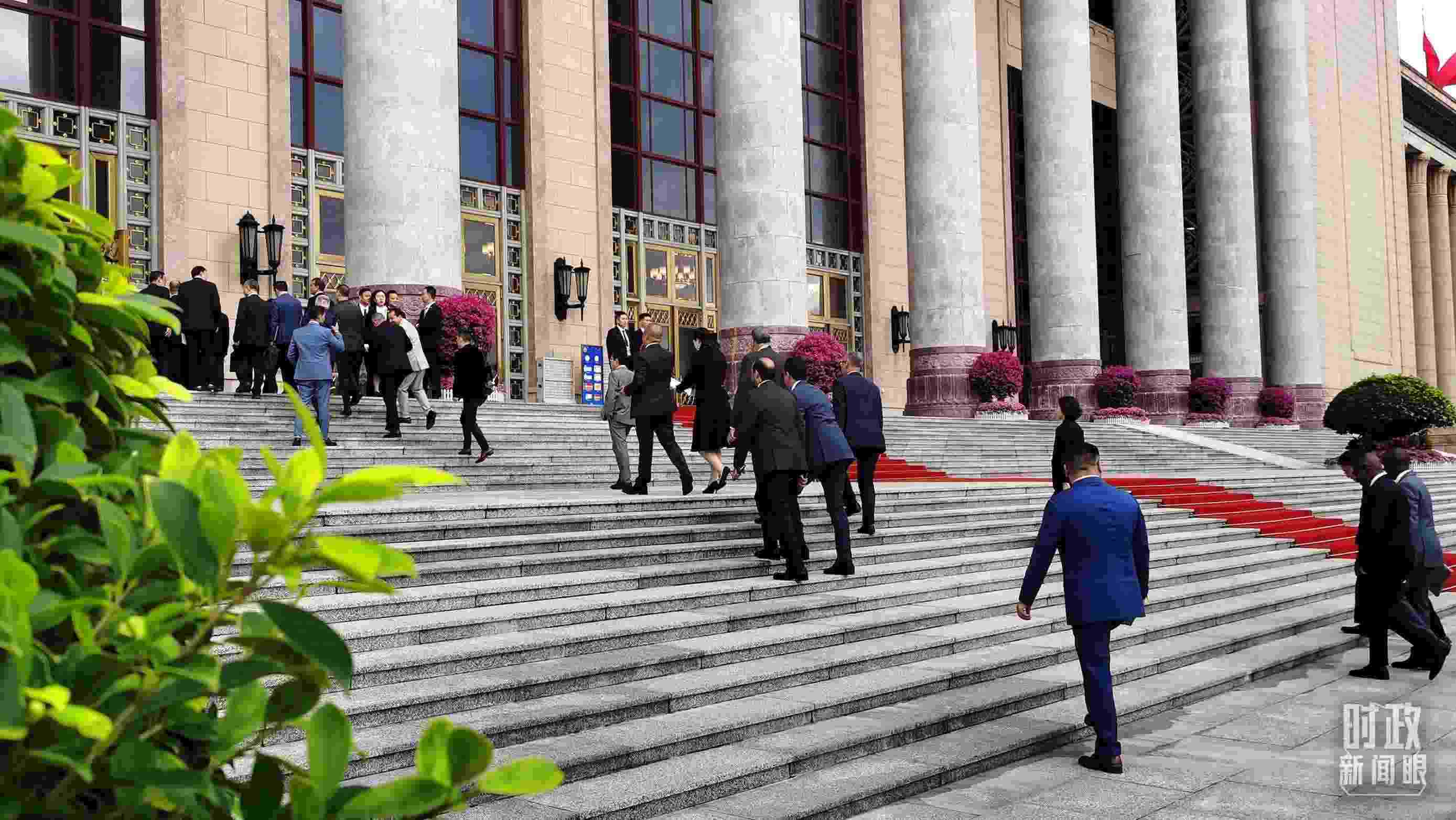  △與會者正在步入會場。（總臺央視記者郭鴻拍攝）