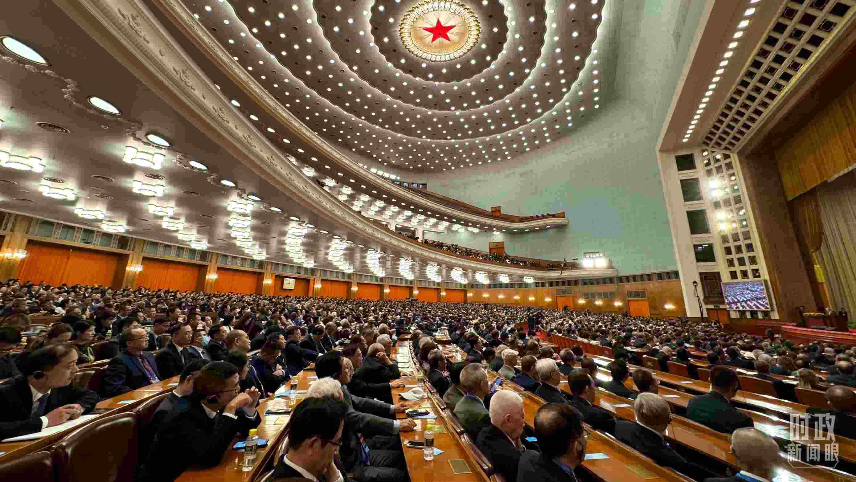  △中非合作論壇非方成員國國家元首、政府首腦、代表團團長及國際和地區(qū)組織負責人等中外各界人士3200余人出席開幕式。（總臺央視記者蔣碩拍攝）