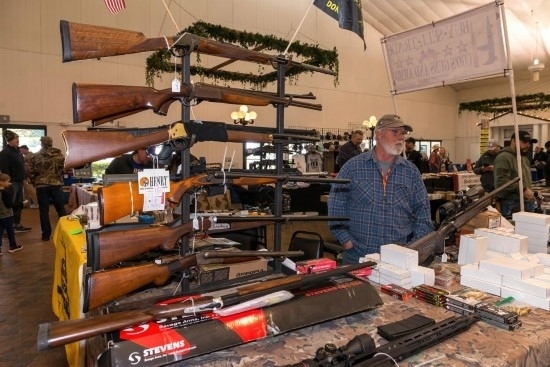 這是2022年1月22日在美國達(dá)拉斯槍展上拍攝的槍支。新華社發(fā)（李琳攝）