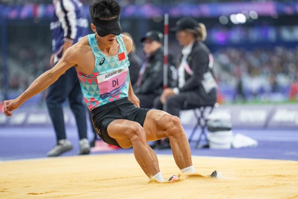 8月30日，邸東東在巴黎殘奧會田徑男子跳遠T11級決賽中試跳。新華社記者 黃偉 攝