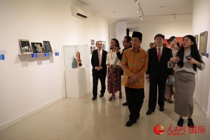 參加開(kāi)幕式的嘉賓參觀展覽。人民網(wǎng)記者曹師韻攝