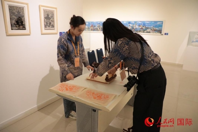展覽現(xiàn)場(chǎng)的拓印技藝體驗(yàn)工坊。人民網(wǎng)記者曹師韻攝