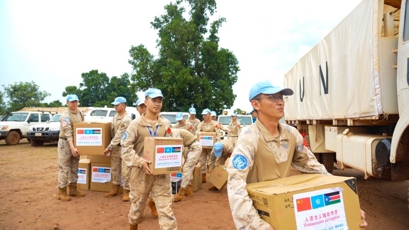 搬運(yùn)援助物資。孫千攝