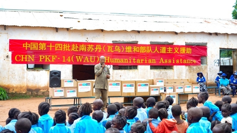 當(dāng)?shù)卣砀屑ぶ袊?guó)官兵。王軍杰攝