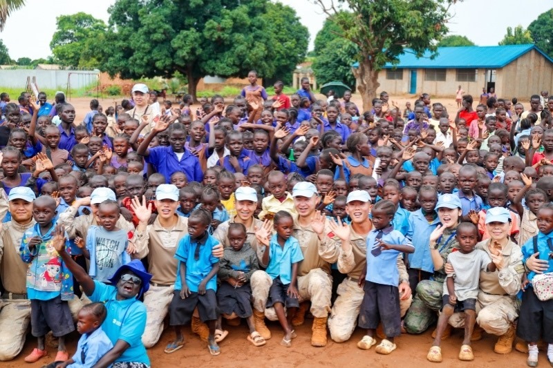 維和官兵與學(xué)生進(jìn)行合影。殷亦豪攝