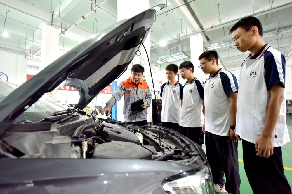 2024年6月7日，河北省邢臺市威縣職業(yè)技術(shù)教育中心教師在指導(dǎo)學(xué)生學(xué)習汽車維修技術(shù)。新華社記者 王曉 攝