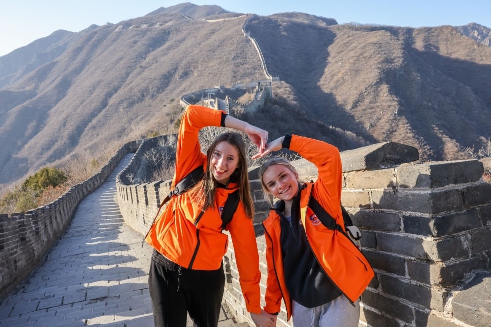 2024年3月20日，美國華盛頓州中學(xué)生代表團的成員在北京慕田峪長城留影。新華社記者 殷剛 攝