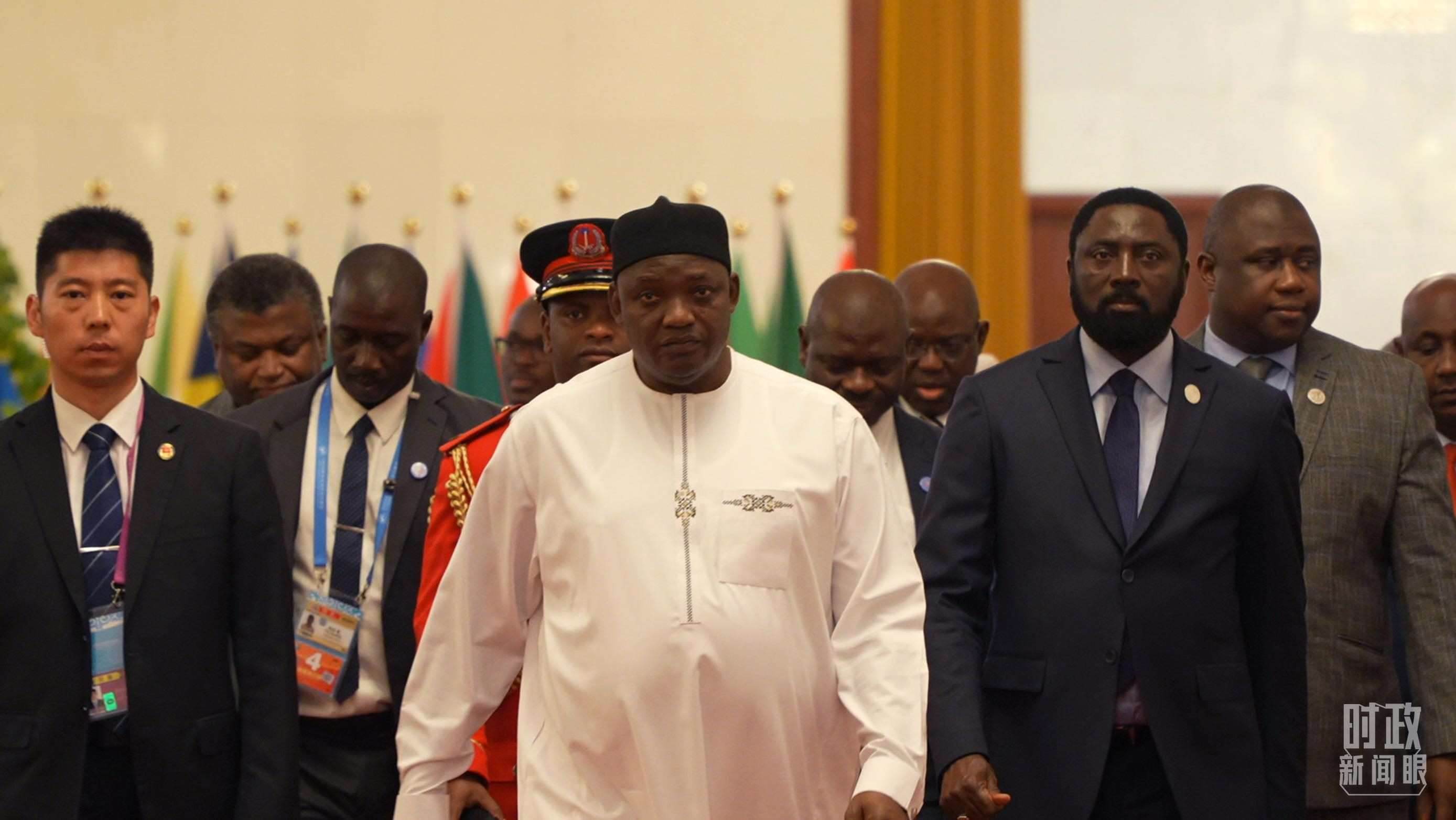岡比亞總統(tǒng)巴羅走向會(huì)見(jiàn)廳。（總臺(tái)央視記者蔣碩拍攝）