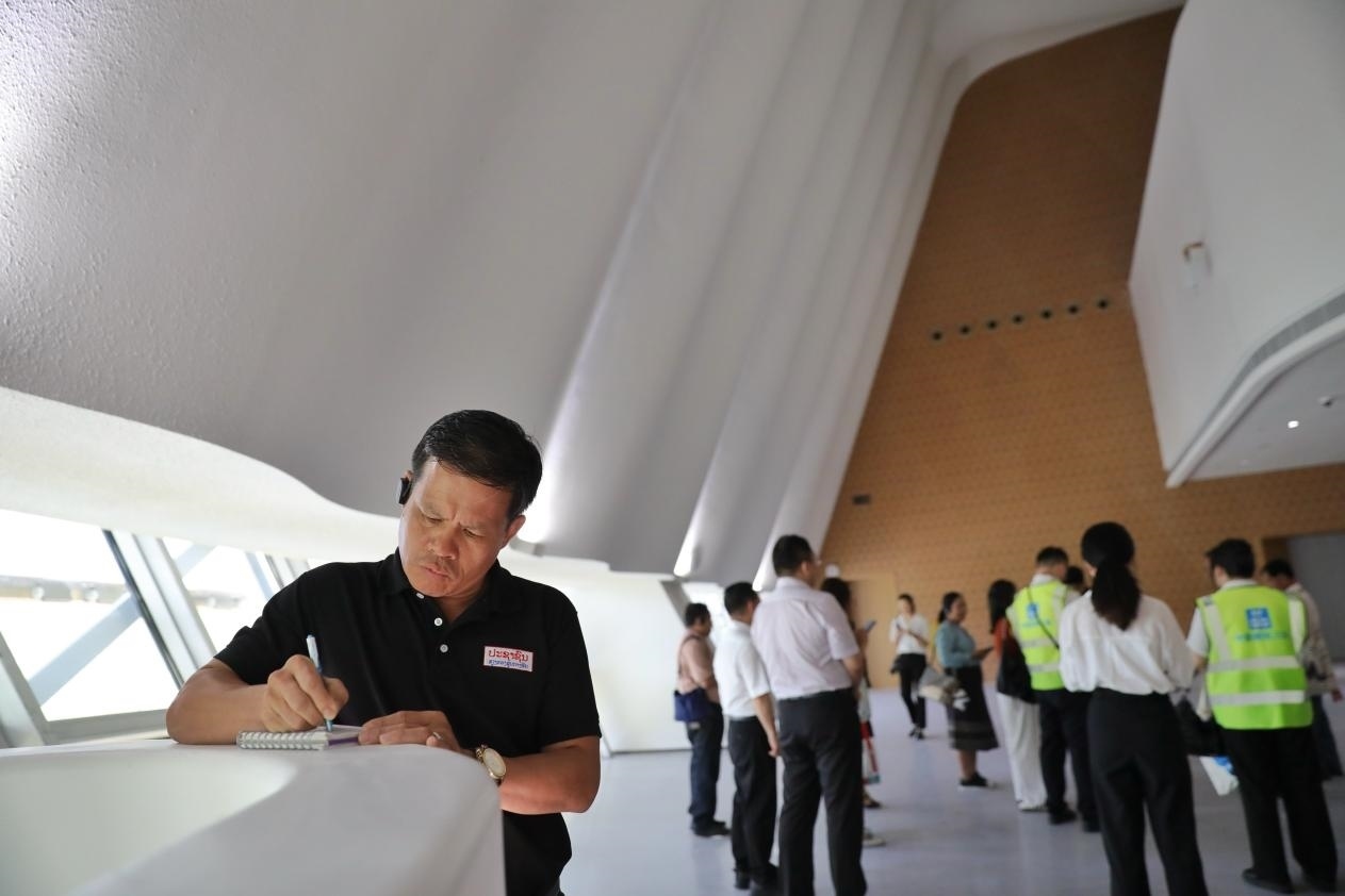 亞洲媒體考察團(tuán)參觀綜合劇場外墻。《中國經(jīng)濟(jì)周刊》記者 肖翊攝