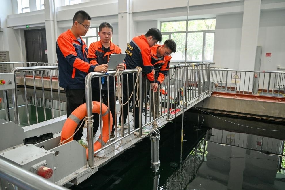 哈爾濱工程大學水聲工程學院學生在進行技術(shù)實驗。新華社記者王松 攝