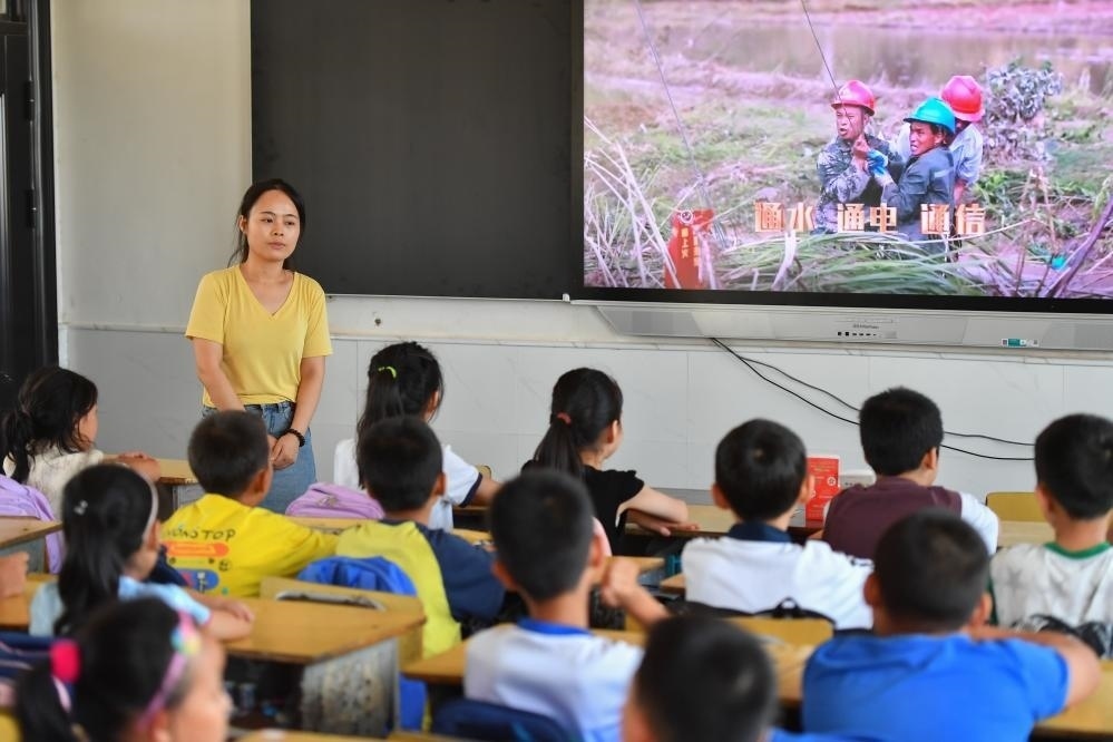 今年夏天，湖南華容縣等地遭受洪澇災(zāi)害。9月，華容縣一所學(xué)校，老師通過(guò)講述防災(zāi)救災(zāi)故事，引導(dǎo)孩子們知情、共情，汲取成長(zhǎng)的力量。