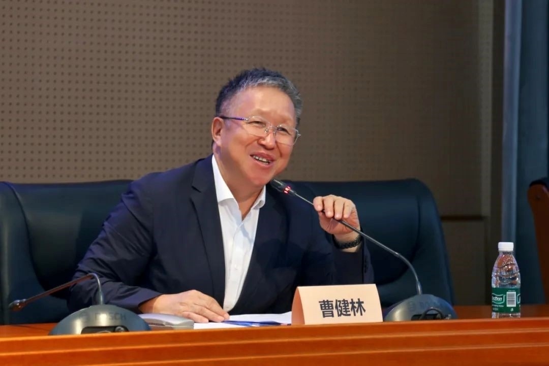 科技部原副部長(zhǎng)、十三屆全國政協(xié)教科衛(wèi)體委員會(huì)副主任、現(xiàn)任季華實(shí)驗(yàn)室理事長(zhǎng)、主任曹健林致辭。主辦方供圖