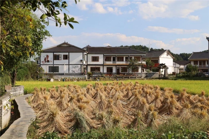 傳統(tǒng)的黔北村莊風(fēng)貌同現(xiàn)代民居元素相融合，人文風(fēng)光與生態(tài)自然風(fēng)景相結(jié)合，人與自然和諧共生。（俄羅斯《中國與俄羅斯》雜志社社長奧列格·別列日內(nèi)赫攝）