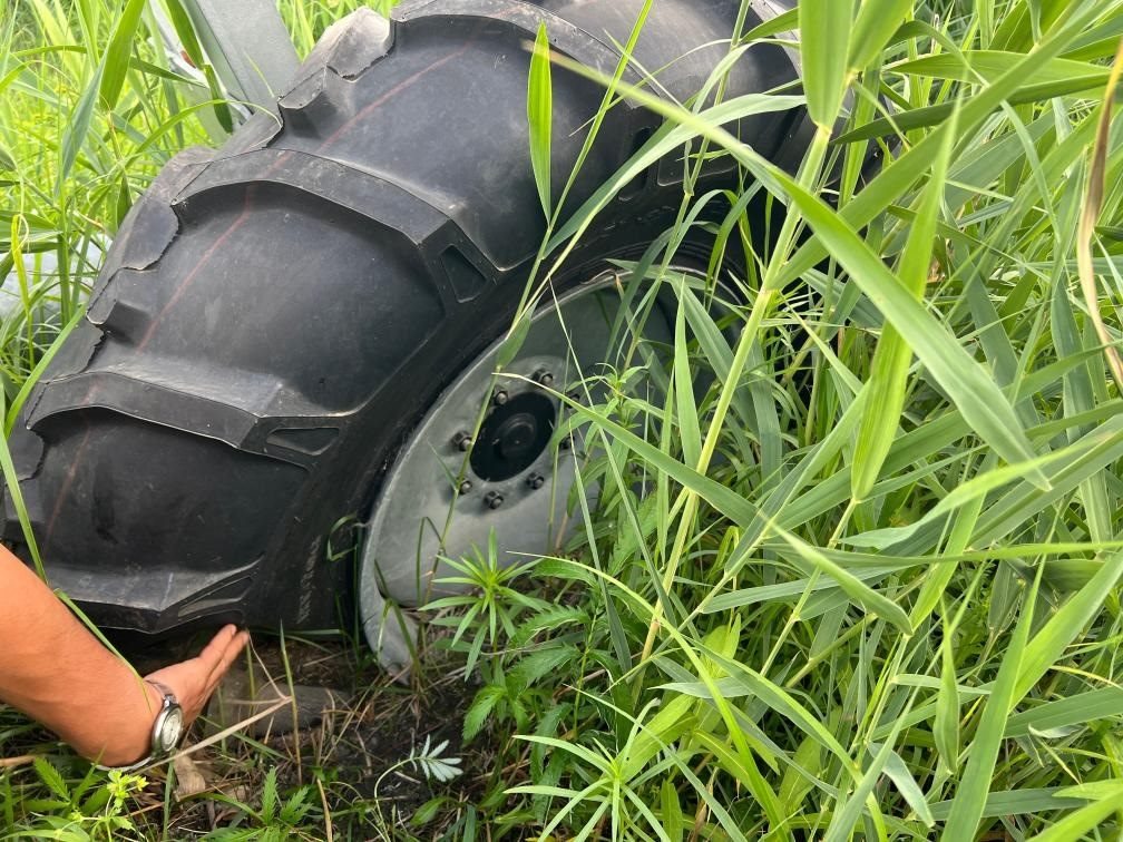 林甸縣一處大型噴灌設(shè)備癟了的輪胎。新華社記者董寶森攝