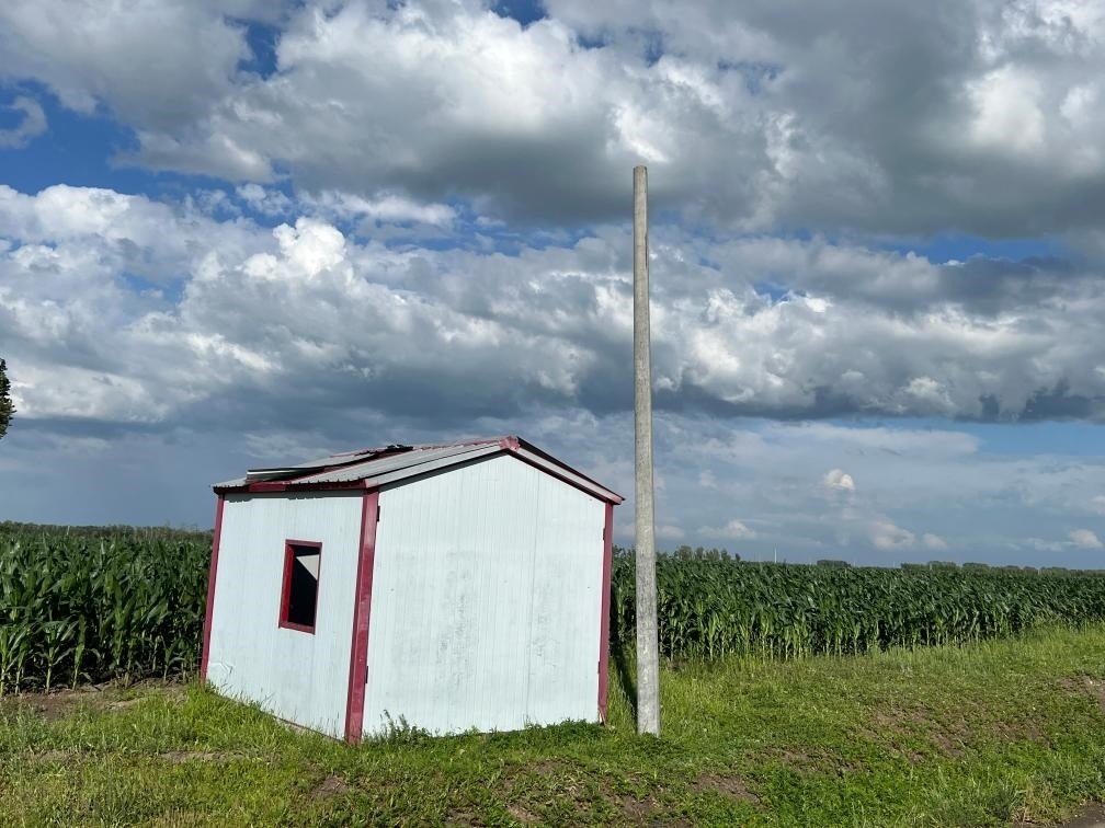 林甸縣一處保護(hù)水源井的鐵皮房出現(xiàn)破損，未見配套設(shè)備。新華社記者董寶森攝