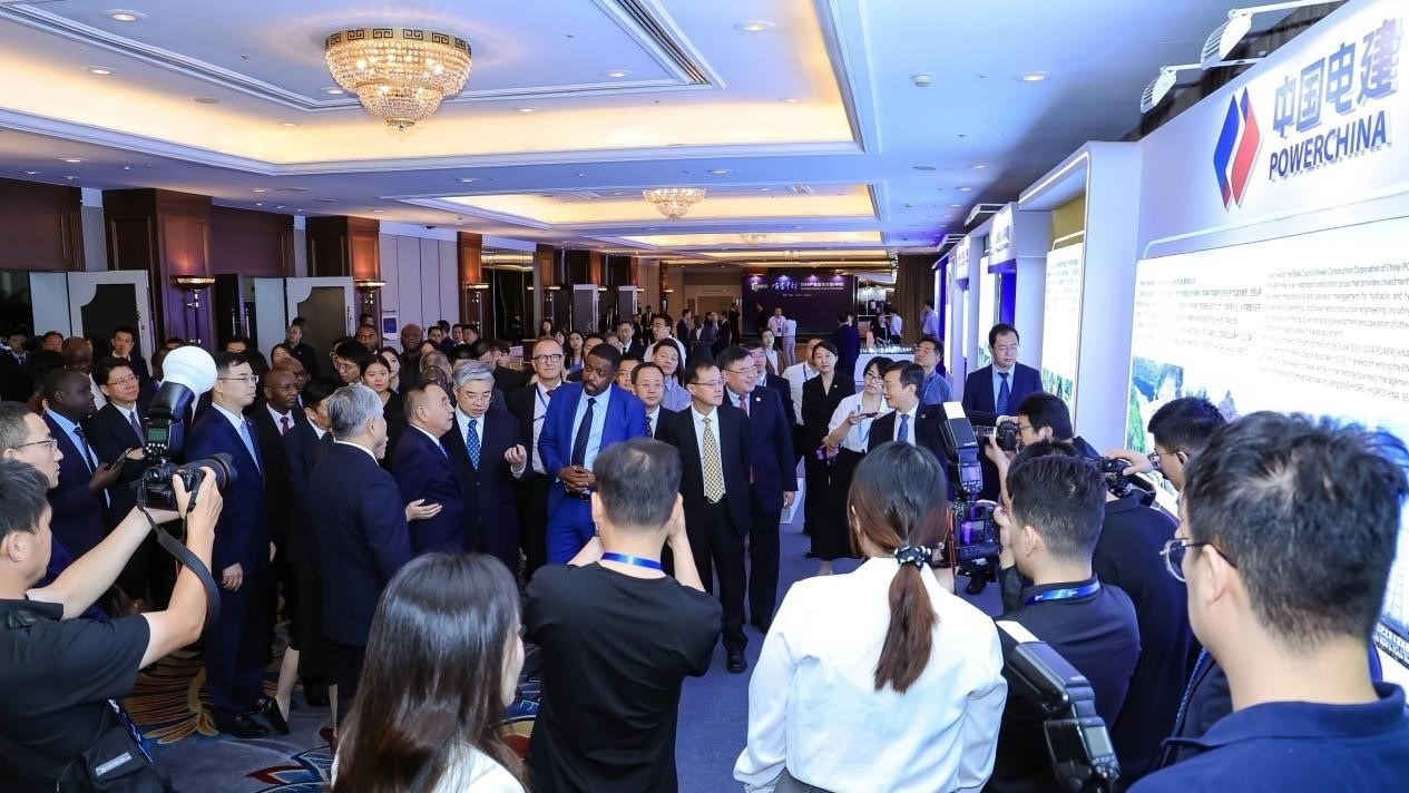 與會(huì)嘉賓參觀主題展覽。主辦方供圖