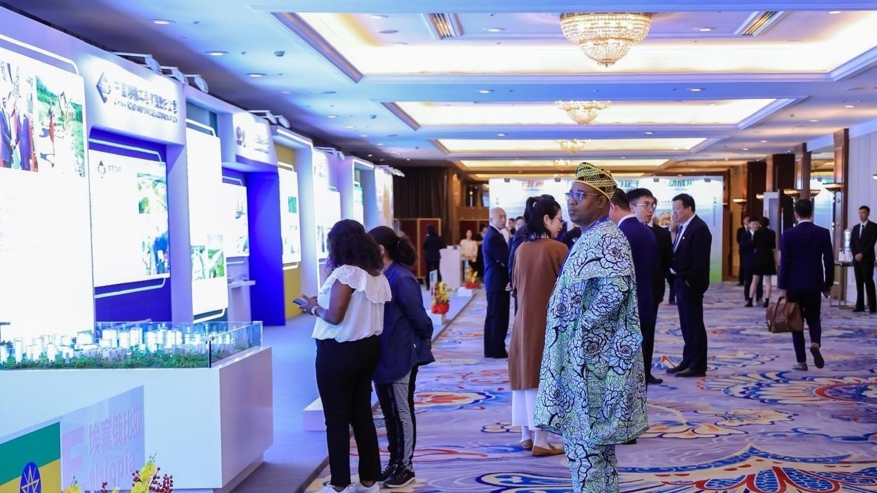 與會(huì)嘉賓參觀主題展覽。主辦方供圖
