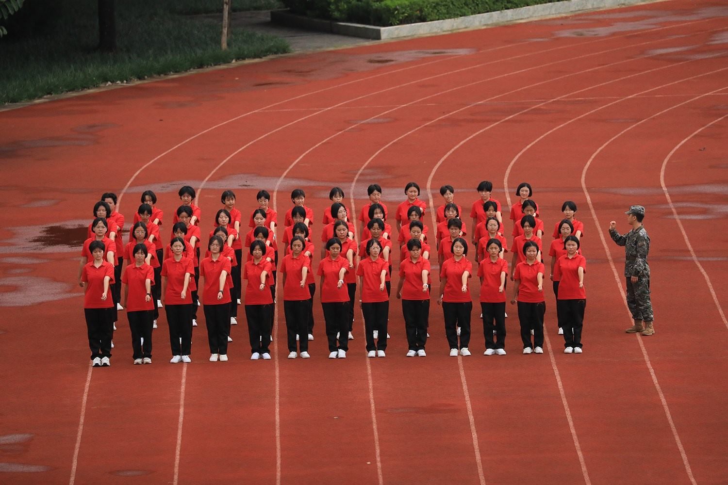 華坪女高2024級新生軍訓。華坪縣融媒體中心供圖