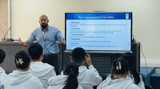聯(lián)合國(guó)內(nèi)羅畢辦事處的工作人員為支隊(duì)成員講解可持續(xù)發(fā)展目標(biāo)。林源攝