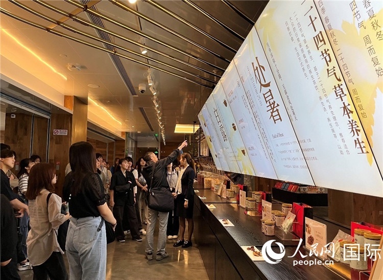 2. 日中友好協(xié)會(huì)青年代表團(tuán)一行學(xué)習(xí)24節(jié)氣養(yǎng)生知識(shí)。（人民網(wǎng)記者陳思 攝）