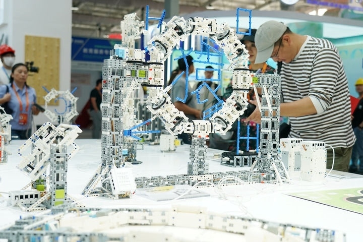 2024年9月11日，記者在服貿(mào)會首鋼園區(qū)教育服務館采訪。新華社記者 張晨霖 攝