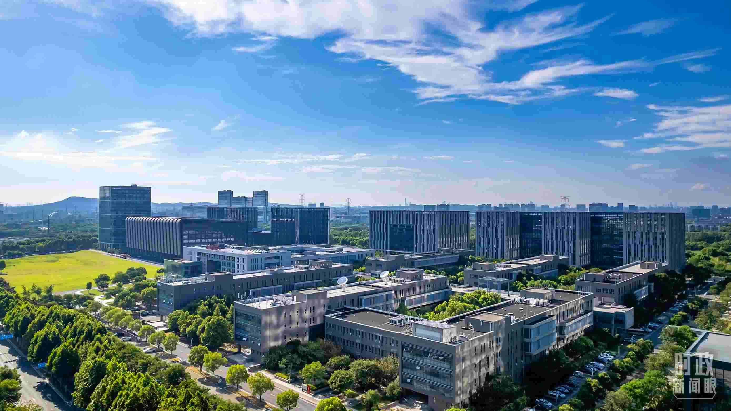  △2023年7月，習(xí)近平調(diào)研南京紫金山實驗室，強調(diào)要為實現(xiàn)高水平科技自立自強立下功勛。（圖/視覺中國）