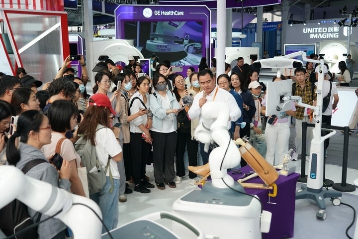 2024年9月11日，記者在服貿(mào)會首鋼園區(qū)健康衛(wèi)生服務館采訪。新華社記者 張晨霖 攝