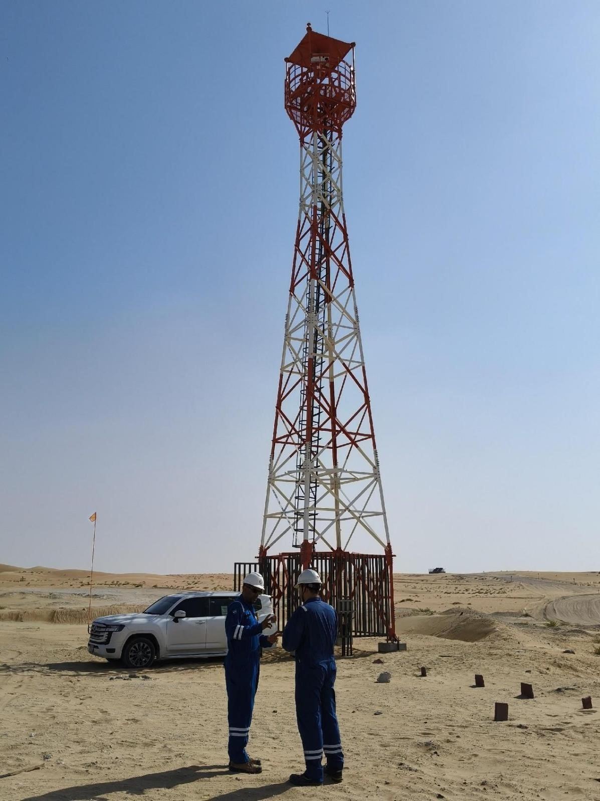 工作人員在調(diào)試紅外線氣體監(jiān)測(cè)及智能預(yù)警系統(tǒng)。振華石油供圖