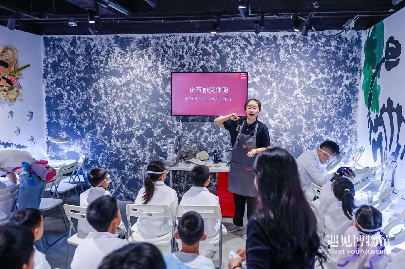 3. 小朋友們?cè)凇?億年的地球記憶——恐龍化石特展”體驗(yàn)當(dāng)“小小科學(xué)家”。遇見博物館供圖