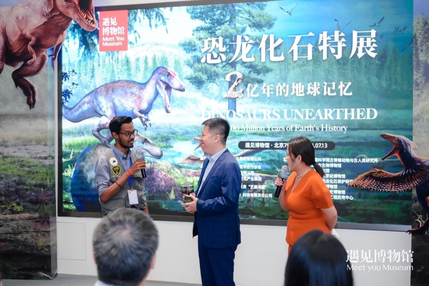 8. 中國(guó)科學(xué)院古脊椎動(dòng)物與人類研究所特別研究助理保羅·拉米向游客介紹“2億年的地球記憶——恐龍化石特展”。遇見博物館供圖