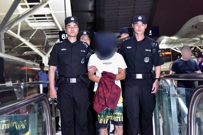 一名潛逃柬埔寨的犯罪嫌疑人被押解回國。公安部供圖