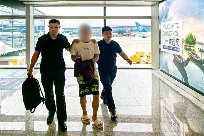 一名潛逃柬埔寨的犯罪嫌疑人被押解回國。公安部供圖