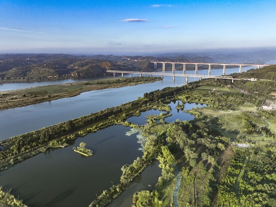 這是2023年8月28日在河南黃河濕地國家級(jí)自然保護(hù)區(qū)濟(jì)源段拍攝的景色（無人機(jī)照片）。新華社發(fā) 苗秋鬧 攝