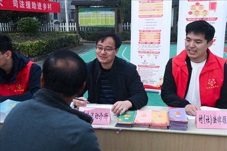 2022年11月9日，在杭州市臨安區(qū)太陽鎮(zhèn)上太陽村，臨安區(qū)太陽司法所所長方凱（右二）現(xiàn)場解答法律問題。 新華社記者 徐昱 攝
