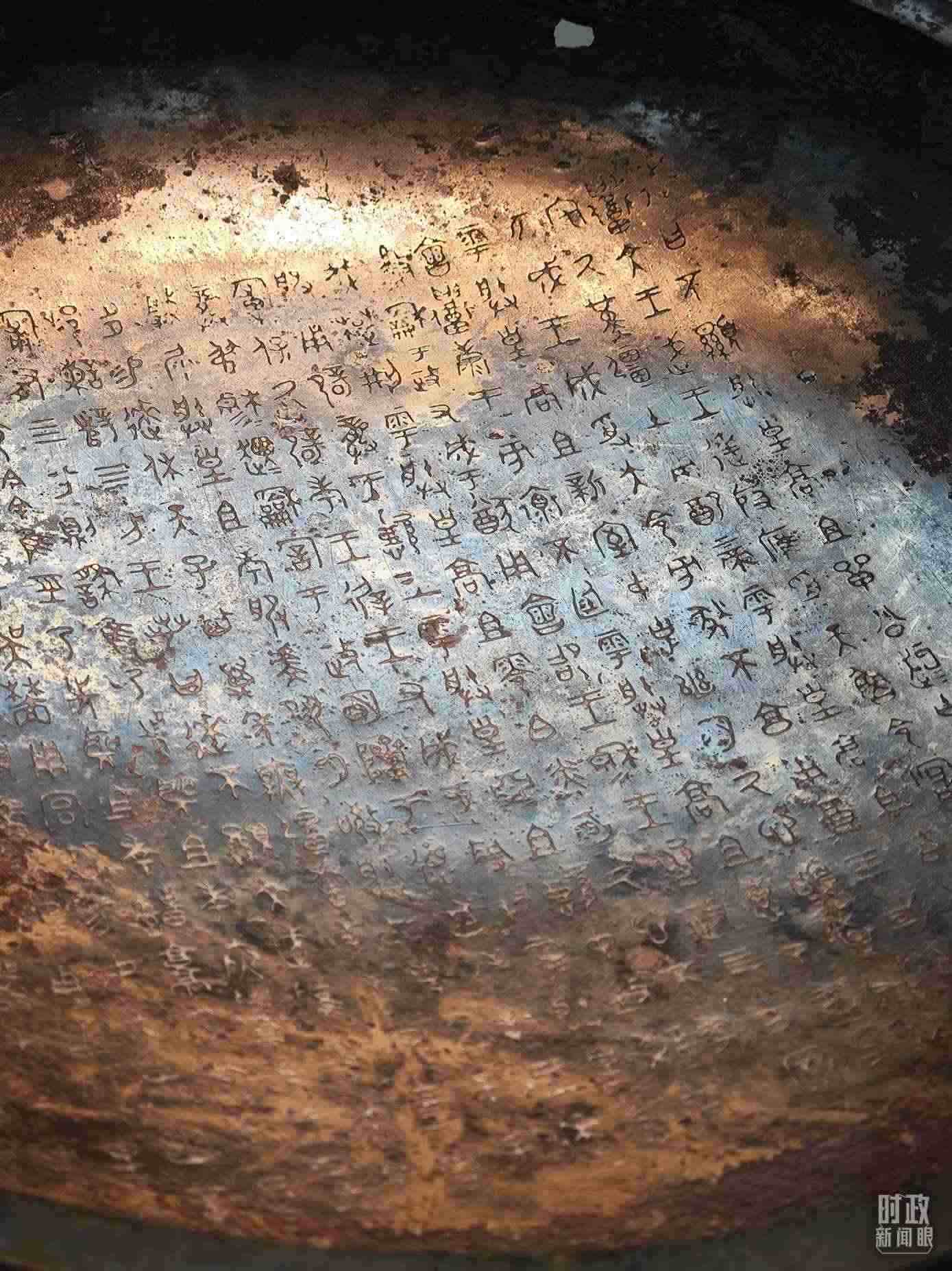 △ 寶雞青銅器博物院內(nèi)展陳——逨盤(pán)。（總臺(tái)央視記者丁欣、彭漢明拍攝）