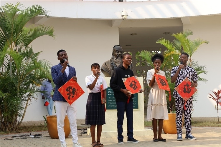 孔院學(xué)生演唱歌曲《故鄉(xiāng)的云》。內(nèi)圖大學(xué)孔子學(xué)院供圖