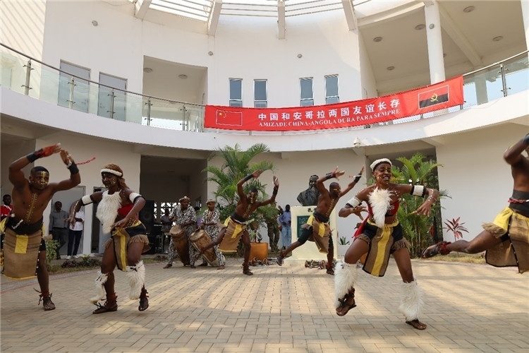 安哥拉民族舞。內(nèi)圖大學(xué)孔子學(xué)院供圖