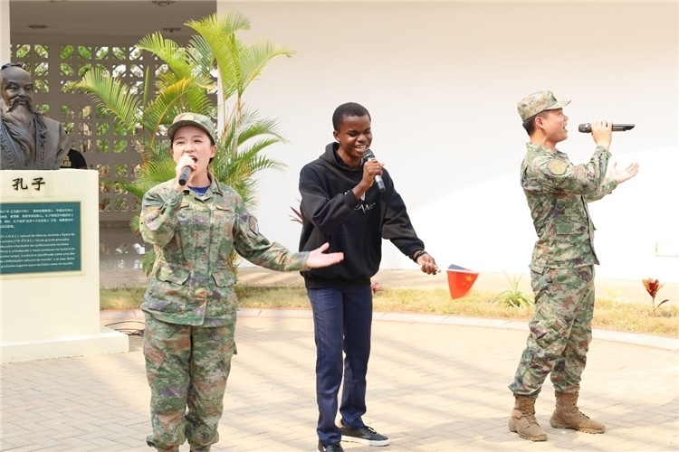 孔院學(xué)生與中國海軍官兵合唱《天地龍鱗》。內(nèi)圖大學(xué)孔子學(xué)院供圖