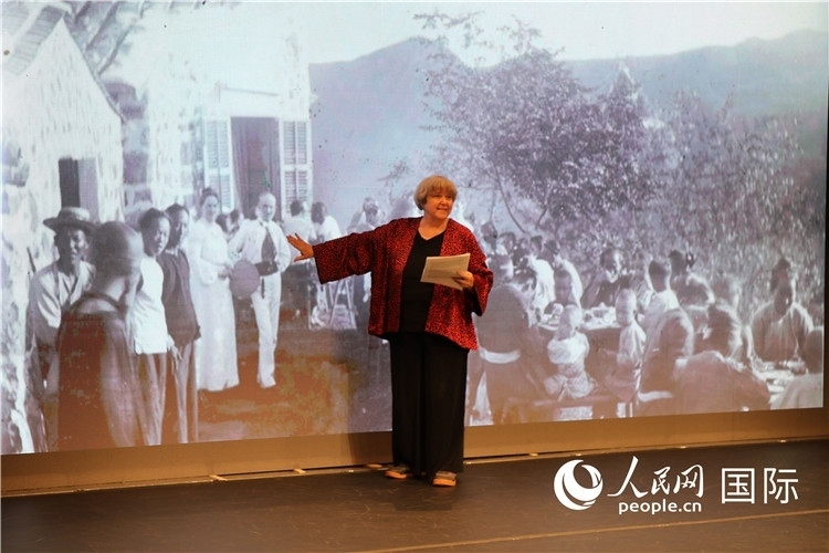 2、美國(guó)“鼓嶺之友”代表穆言靈講述友好故事。 人民網(wǎng)記者 李志偉攝