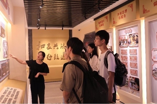 中央民族大學(xué)與中國人民大學(xué)聯(lián)合開展“大國邊疆”實(shí)踐調(diào)研活動(dòng)。校方供圖