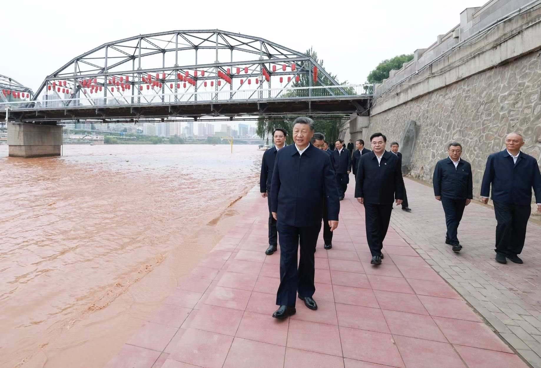 △9月11日下午，甘肅蘭州市黃河蘭州中山橋段，習近平總書記了解當?shù)赝苿狱S河流域生態(tài)保護等情況。