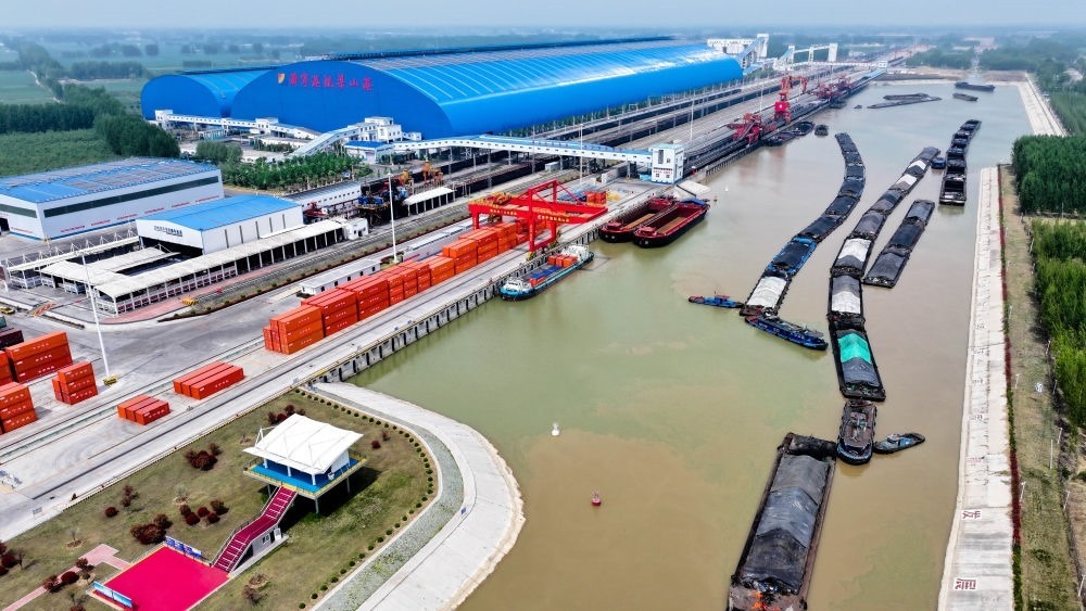 2024年4月24日，船舶行駛在山東濟(jì)寧港航梁山港航道上（無人機(jī)照片）。近年來，山東省加快構(gòu)建沿黃陸海大通道，有效促進(jìn)黃河流域各省區(qū)物流降本增效，實(shí)現(xiàn)更高水平對外開放。
